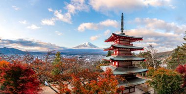 Chureito Pagoda, Fuji Dağı ve şehrin Panorama manzarası, Arakurayama Sengen Parkı (Fujiyoshida, Yamanashi Bölgesi, Japonya)