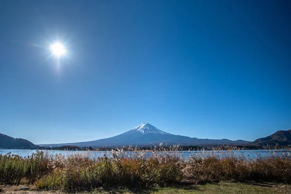 Góra Fuji Nad Jeziorem Kawaguchi Kawaguchiko Słoneczny Dzień Błękitnego Nieba — Zdjęcie stockowe
