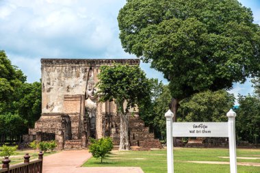 Sukhothai Tarih Parkı 'ndaki Wat Sri Chum Tapınağı Tayland' daki tapınağın adı ve beyaz etiketli İngilizce (Sukhothai, Tayland)