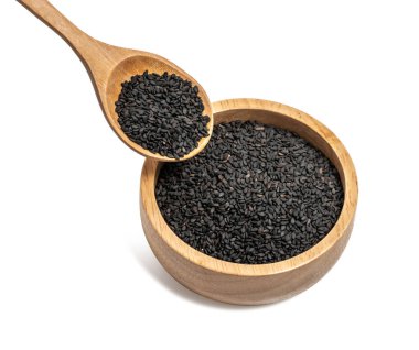 Tahta kasede ve kaşıkta siyah susam beyaz arka planda kırpma yolu ile izole edilmiş.