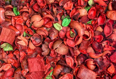 Kurumuş kırmızı ve yeşil aromalı bitkiler, kurumuş çiçekler, kurumuş güzel kokular.
