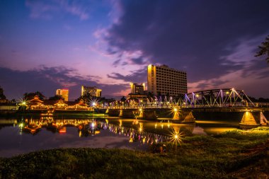 Renkli dekorasyon ışığı ve alacakaranlık gökyüzü ile Demir Köprü (Chiang Mai, Tayland)