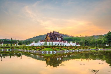 Royal Pavillion (Ho Kham Luang) in Royal Park Rajapruek 'te akşam vakti güzel bir alacakaranlık gökyüzü (Chiang Mai, Tayland))