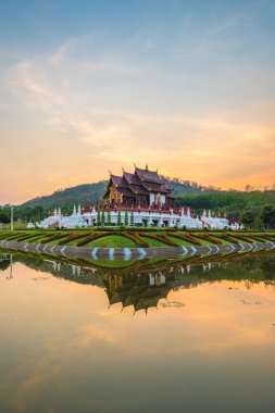 Royal Pavillion (Ho Kham Luang) in Royal Park Rajapruek 'te akşam vakti güzel bir alacakaranlık gökyüzü (Chiang Mai, Tayland))