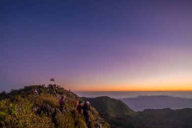 CHIANG MAI, THAILAND - 11 ARALIK 2015: Doi Luang Chiang Dao, Chiangmai Tayland 'ın tepesinde Alacakaranlık zamanı