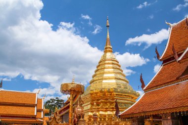 Wat Phra Doi Suthep mavi gökyüzünde bulutlarla, Tayland, Chiang Mai 'deki en ünlü tapınak