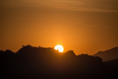 Güneş dağın arkasından doğuyor.