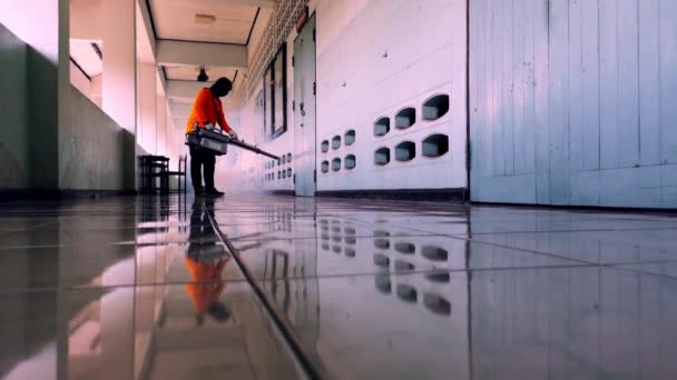 Hombre Utiliza Máquina Fumigación Mosquitos Para Matar Los Portadores Mosquitos — Vídeo de stock