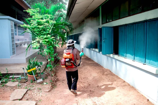 Een Man Gebruikt Een Sproeier Ulv Type Fumigatie Muggen Machine — Stockfoto