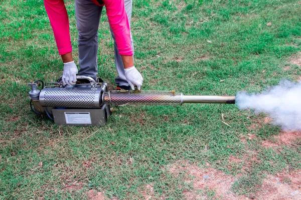 Een Man Gebruikt Fumigatie Muggenmachine Muggendragers Van Het Zikavirus Doden — Stockfoto