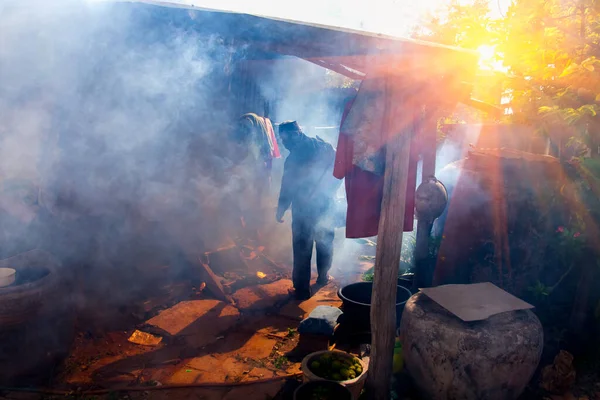 Een Man Gebruikt Fumigatie Muggenmachine Muggendragers Van Het Zikavirus Doden — Stockfoto