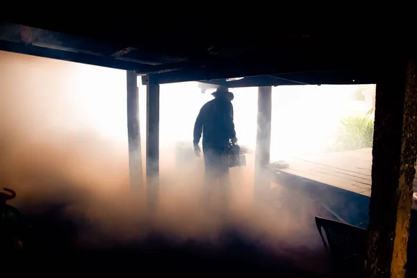 Een Man Gebruikt Fumigatie Muggenmachine Muggendragers Van Het Zikavirus Doden — Stockfoto