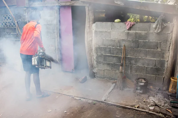 Een Man Gebruikt Fumigatie Muggenmachine Muggendragers Van Het Zikavirus Doden — Stockfoto