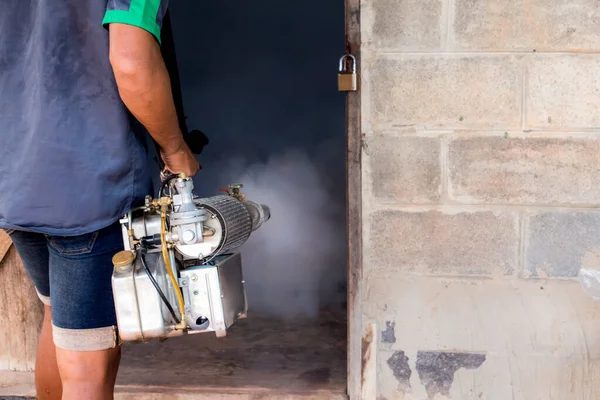 Ένας Άνδρας Χρησιμοποιεί Μηχάνημα Υποκαπνισμού Κουνουπιών Για Σκοτώσει Φορέα Κουνουπιών — Φωτογραφία Αρχείου