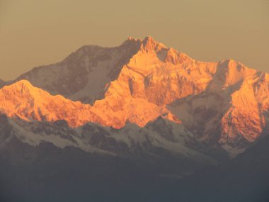 Kanchenjunga, dünyanın en yüksek üçüncü dağıdır. Güneş doğdukça dağın rengi de değişir. Binlerce insan güzelliğe tanıklık etmek için Tiger Hill 'de toplandı..