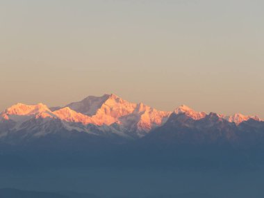 Kanchenjunga, dünyanın en yüksek üçüncü dağıdır. Güneş doğdukça dağın rengi de değişir. Binlerce insan güzelliğe tanıklık etmek için Tiger Hill 'de toplandı..