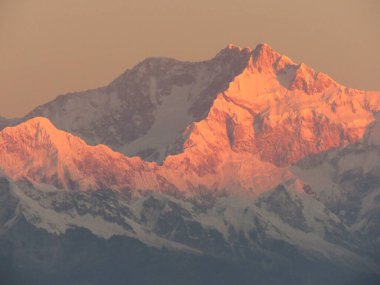 Kanchenjunga, dünyanın en yüksek üçüncü dağıdır. Güneş doğdukça dağın rengi de değişir. Binlerce insan güzelliğe tanıklık etmek için Tiger Hill 'de toplandı..