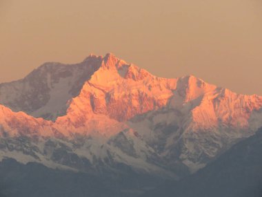 Kanchenjunga, dünyanın en yüksek üçüncü dağıdır. Güneş doğdukça dağın rengi de değişir. Binlerce insan güzelliğe tanıklık etmek için Tiger Hill 'de toplandı..