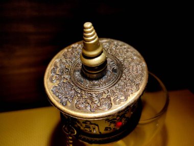 Tibet Budizm dua çarkının görüntüsünü kapat.