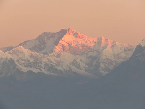 Kanchenjungaは 世界で3番目に高い山です 太陽が昇ると山の色が変わる 何千人もの人々が虎の丘に集まって美しさを目撃します — ストック写真