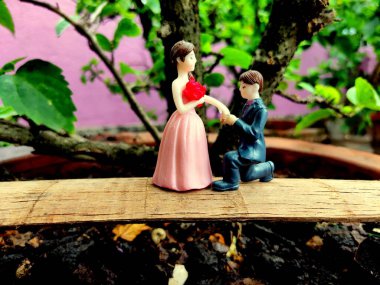 Çiçek saksısı üzerinde sevimli kız ve oğlanın yenilikçi görüntüsü.