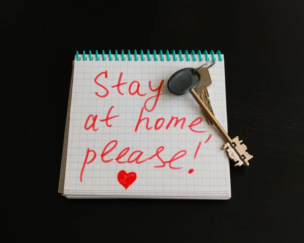 Evin anahtarları üzerinde 