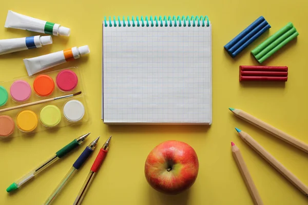 Schulschreibwaren Von Oben Farben Buntstifte Stifte Knetmasse Notizblock Und Apfel — Stockfoto