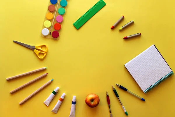 Schulschreibwaren Von Oben Farben Buntstifte Stift Schere Lineal Notizblock Und — Stockfoto