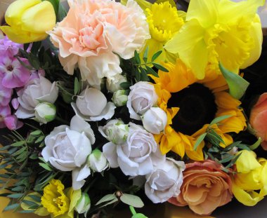 Karışık bukette çok renkli çiçekler. Kutlama, selamlar, aşk içeriği.