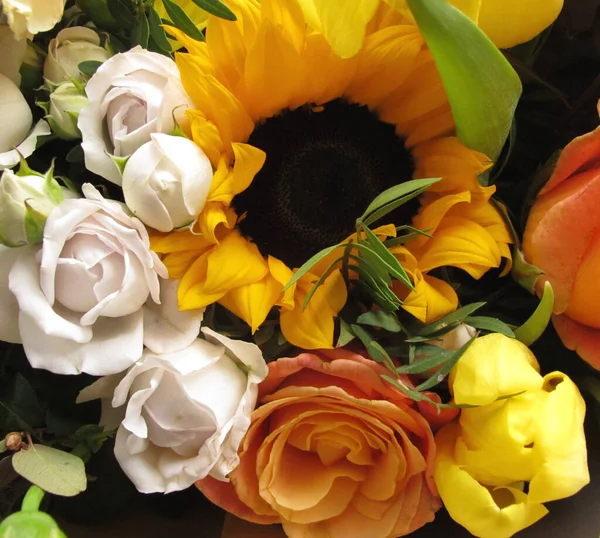 Karışık bukette çok renkli çiçekler. Kutlama, selamlar, aşk içeriği. 