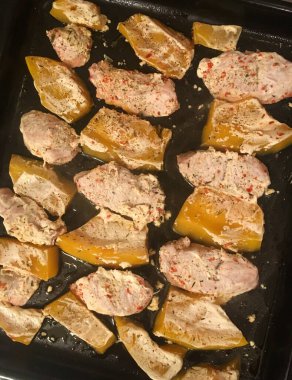 Dilimlenmiş hindi veya tavuk göğsü ve fırında pişirilmiş baharatlı ekşi krema sosuyla kaplı olgun balkabağı parçaları. Lezzetli ve sağlıklı bir yemeğin tarifi. Adım adım.