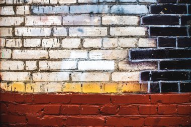 Eski, kirli, beyaz tuğladan bir duvarın arka planı. Alçı, boyalı duvarlar, doku.