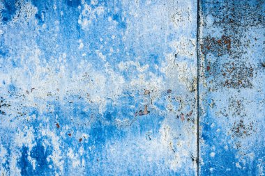 Paslı metal yüzey dokusu: koyu mavi, mavi, eski çatlak boya. Pas maviye boyanmış eski boyanmış metalin arka planı.