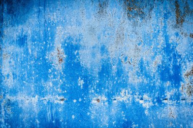 Paslı metal yüzey dokusu: koyu mavi, mavi, eski çatlak boya. Pas maviye boyanmış eski boyanmış metalin arka planı.