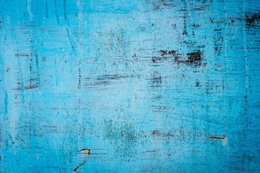 Paslı metal yüzey dokusu: koyu mavi, mavi, eski çatlak boya. Pas maviye boyanmış eski boyanmış metalin arka planı.