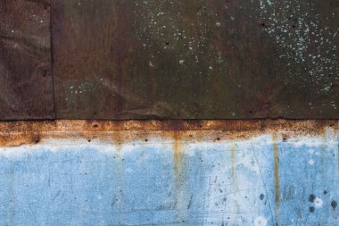 Paslı metal yüzey dokusu: koyu mavi, mavi, eski çatlak boya. Pas maviye boyanmış eski boyanmış metalin arka planı.