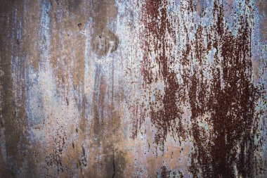 Paslı metal yüzey dokusu: koyu mavi, mavi, eski çatlak boya. Pas maviye boyanmış eski boyanmış metalin arka planı.