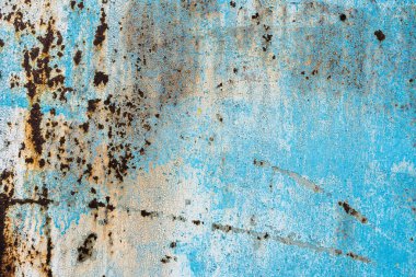 Paslı metal yüzey dokusu: koyu mavi, mavi, eski çatlak boya. Pas maviye boyanmış eski boyanmış metalin arka planı.