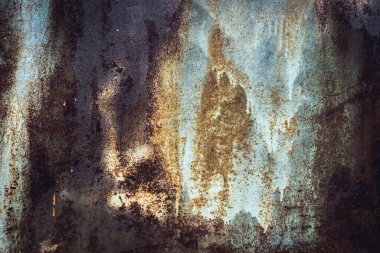 Paslı metal bir yüzey dokusu, beyaz, yeşil, tuz, her zaman yeşil, koyu mavi, eski çatlak boyalı. Paslı ve çizilmiş metal duvarlar