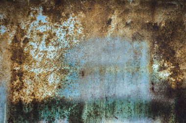 Paslı metal bir yüzey dokusu, beyaz, yeşil, tuz, her zaman yeşil, koyu mavi, eski çatlak boyalı. Paslı ve çizilmiş metal duvarlar
