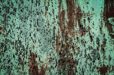 Paslı metal bir yüzey dokusu, beyaz, yeşil, tuz, her zaman yeşil, koyu mavi, eski çatlak boyalı. Paslı ve çizilmiş metal duvarlar