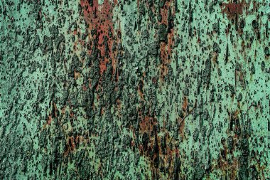 Paslı metal bir yüzey dokusu, beyaz, yeşil, tuz, her zaman yeşil, koyu mavi, eski çatlak boyalı. Paslı ve çizilmiş metal duvarlar
