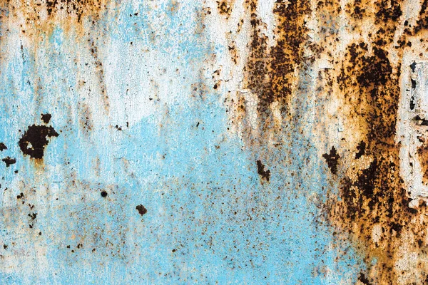 Paslı metal yüzey dokusu: koyu mavi, mavi, eski çatlak boya. Pas maviye boyanmış eski boyanmış metalin arka planı.