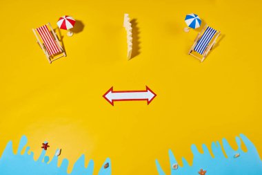 Sahilde ayrılık perdesi olan iki hamak. Kumsalda güvenlik ayrılığı. Güvenlik önlemlerini gösteren kavramsal fotoğraf.