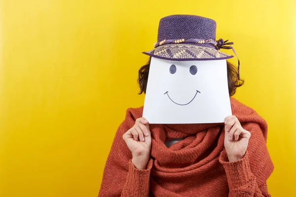 Mulher Segura Uma Folha Papel Com Uma Foto Rosto Sorridente — Fotografia de Stock