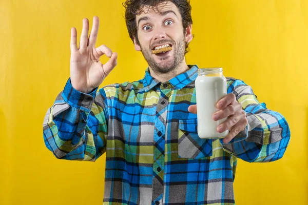 Homem Com Biscoito Boca Copo Leite Mão Gesto Feliz Ele — Fotografia de Stock