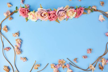 Arkasında mavi sıcağı olan renkli çiçekli bir arka plan. Resim bir metin için boşluk içerir.