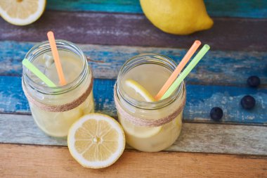 Limon suyunu tazeliyorum.