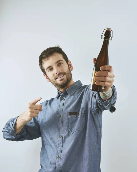 Homme Heureux Avec Une Bouteille Bière Est Jeune Les Cheveux — Photo