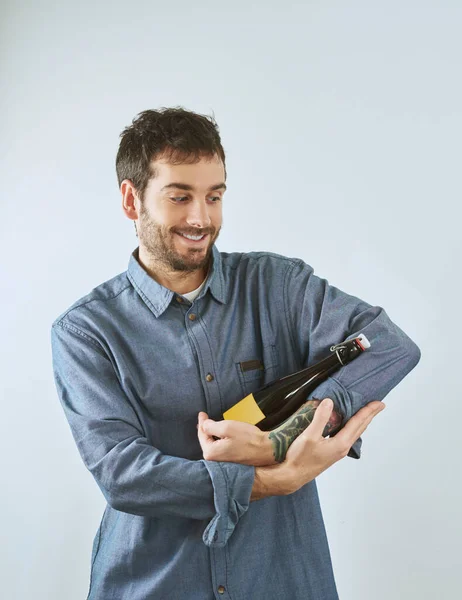 Homem Embalou Uma Garrafa Cerveja Ele Olha Para Ela Com — Fotografia de Stock